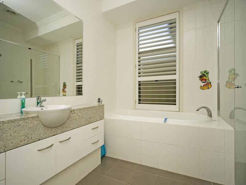 2354 Belmont Court East, Hope Island QLD 4212