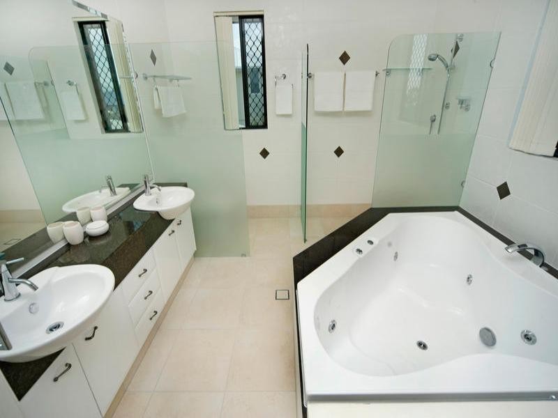 3 Zenith Crescent, Pacific Pines QLD 4211