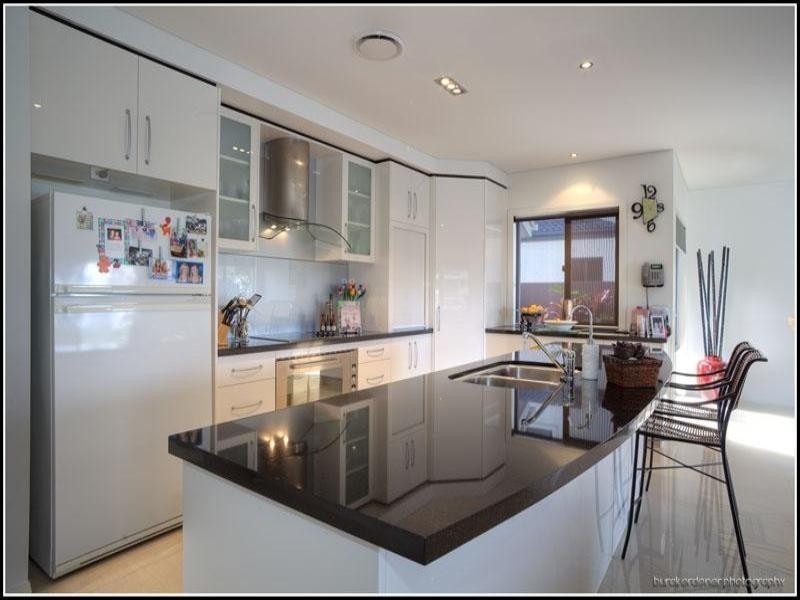 15 Ferrymans Court, Helensvale QLD 4212