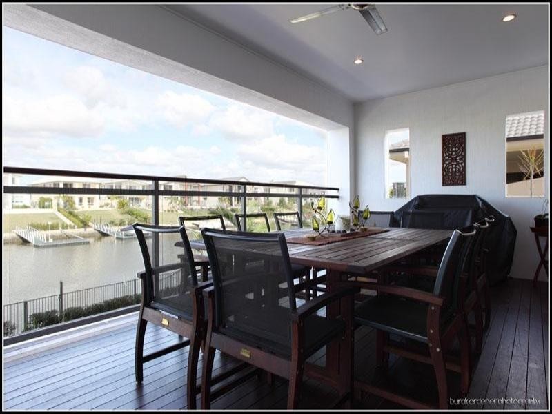 15 Ferrymans Court, Helensvale QLD 4212