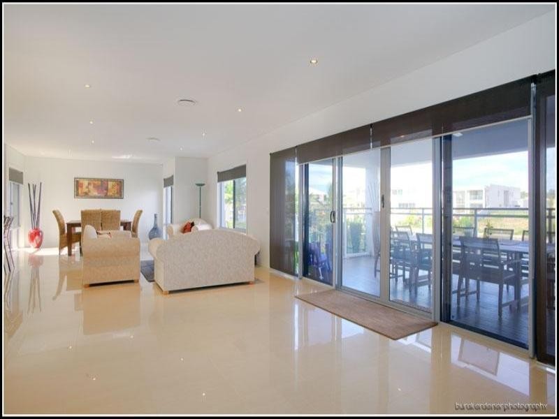 15 Ferrymans Court, Helensvale QLD 4212