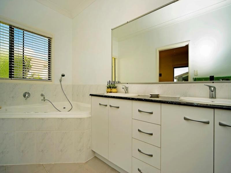 2560 Cressbrook Drive, Hope Island QLD 4212