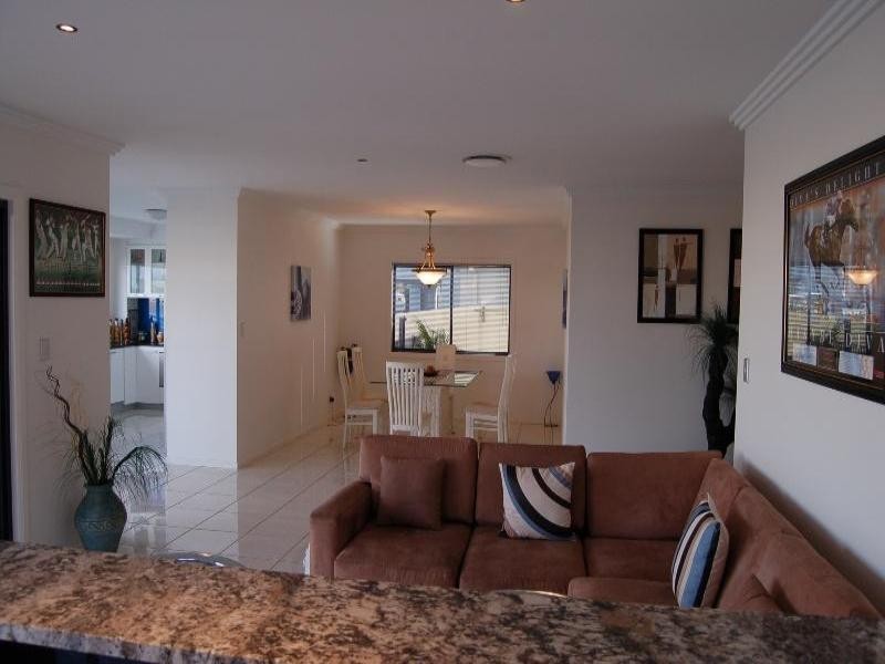 17 Ferrymans Court, Helensvale QLD 4212