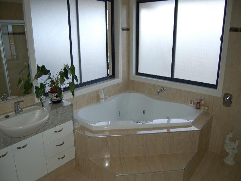 17 Ferrymans Court, Helensvale QLD 4212