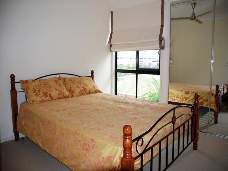 2/19 Waratah Avenue, Biggera Waters QLD 4216