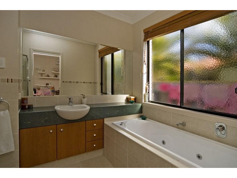 4 Eastside Esplanade, Helensvale QLD 4212