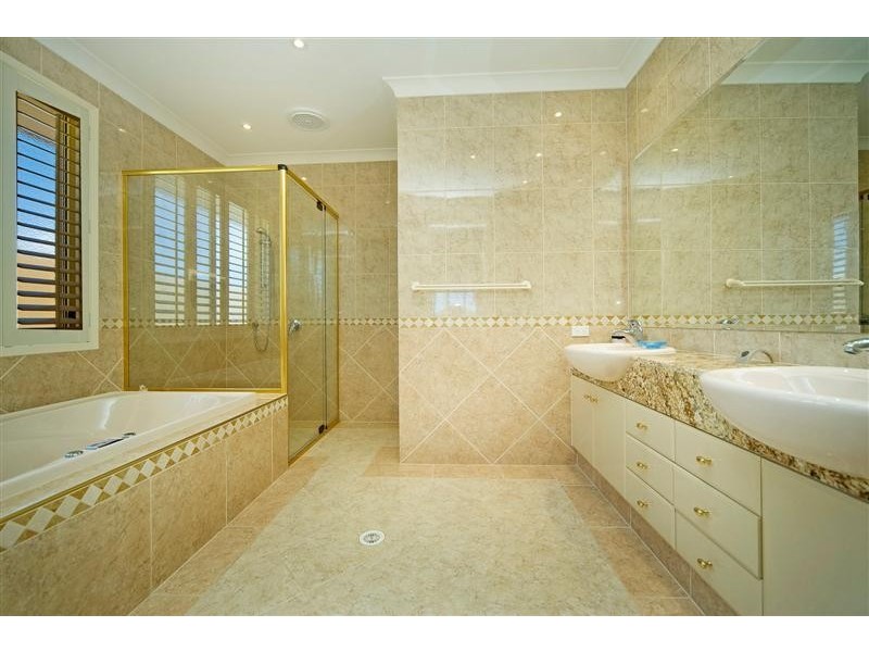 2325 Cressbrook Drive, Hope Island QLD 4212