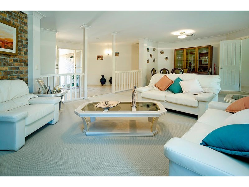 15 Edgeworth Place, Helensvale QLD 4212