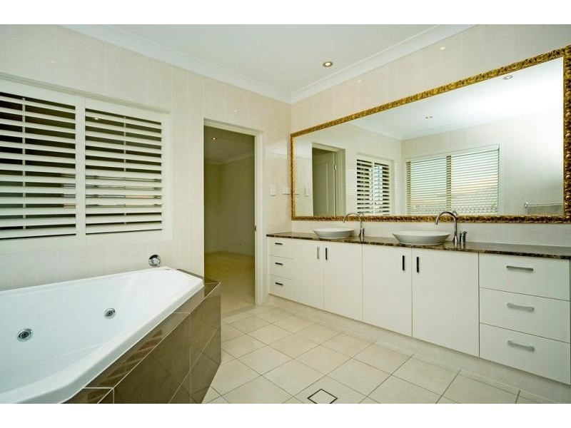 2559 Cressbrook Drive, Hope Island QLD 4212