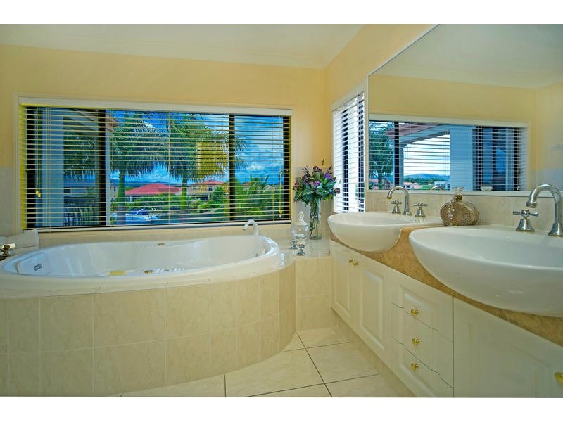 2107 Carlton Close, Hope Island QLD 4212