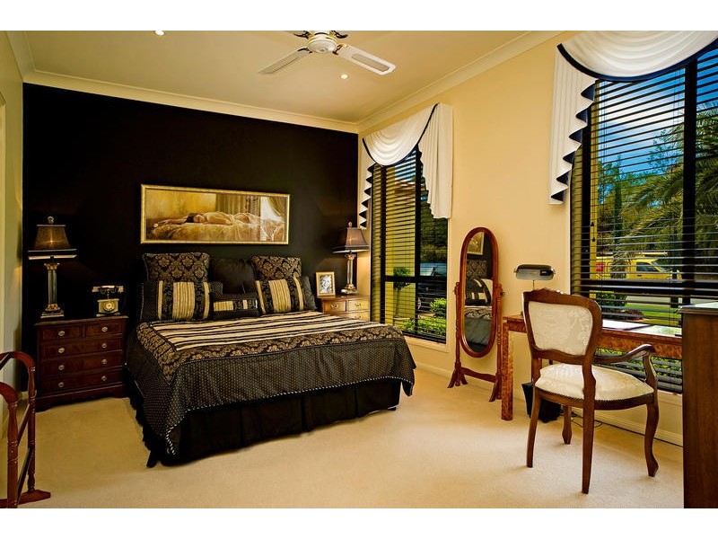 2107 Carlton Close, Hope Island QLD 4212