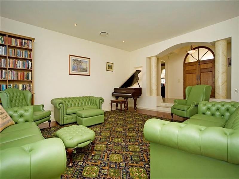 3163 Riverleigh Drive, Hope Island QLD 4212