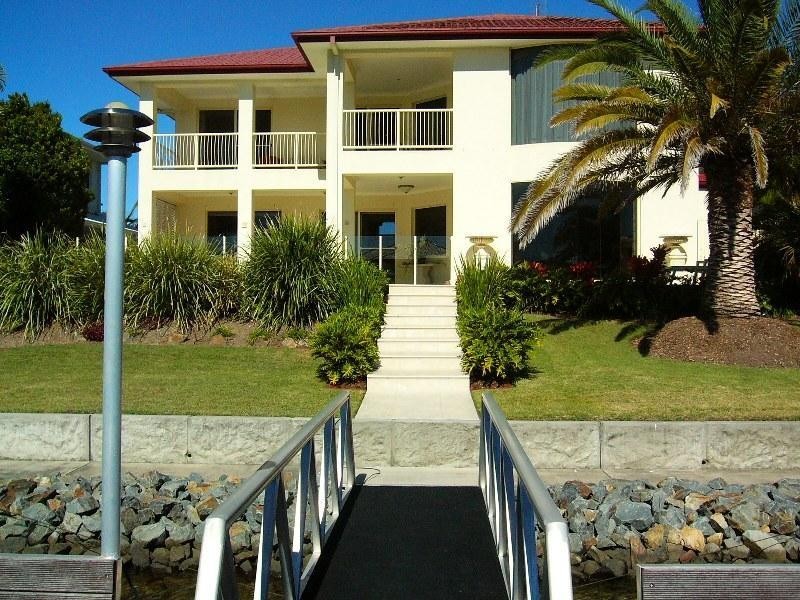 9 Pipers Point, Hope Island QLD 4212