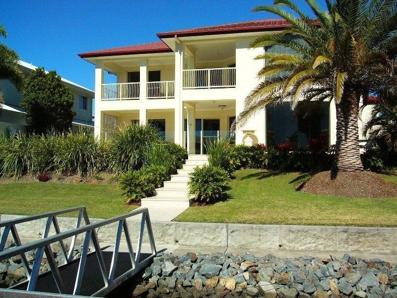 9 Pipers Point, Hope Island QLD 4212