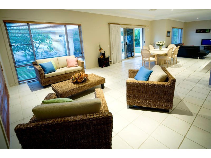 2036 Carlton Drive, Hope Island QLD 4212