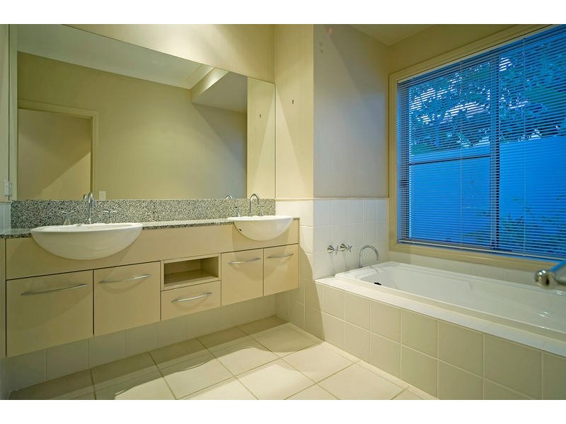 2036 Carlton Drive, Hope Island QLD 4212