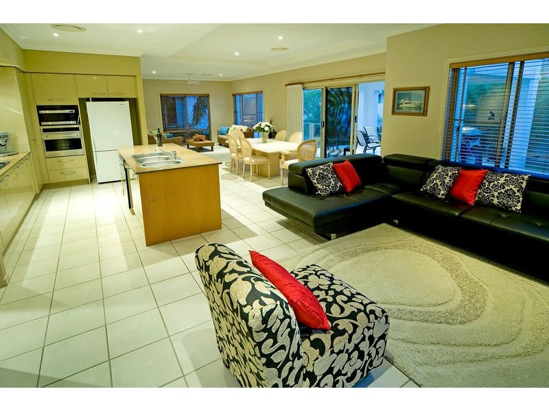 2036 Carlton Drive, Hope Island QLD 4212