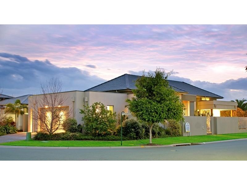 6162 Lugano Drive East, Hope Island QLD 4212