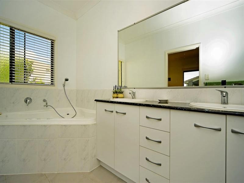 2560 Cressbrook Drive, Hope Island QLD 4212