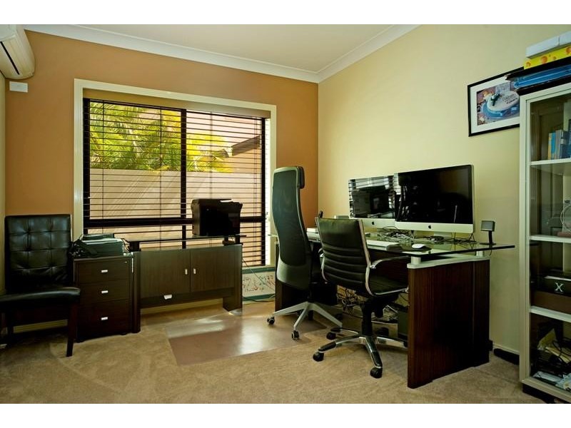 4 The Peninsula, Helensvale QLD 4212