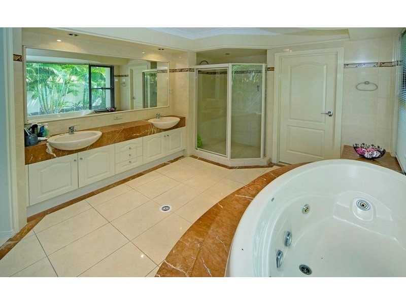 4 The Peninsula, Helensvale QLD 4212