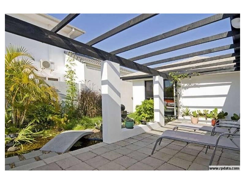 1 Calmwater Crescent, Hope Island QLD 4212