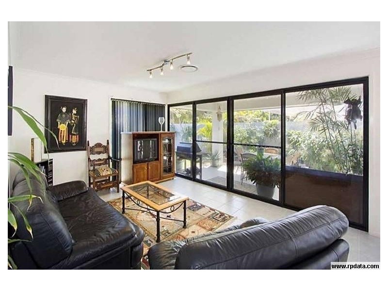 1 Calmwater Crescent, Hope Island QLD 4212