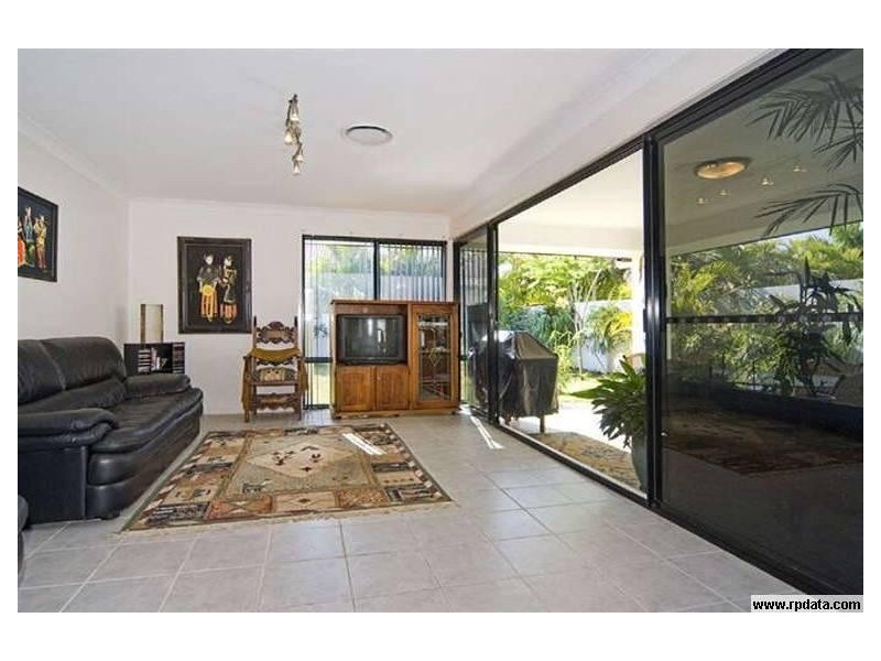 1 Calmwater Crescent, Hope Island QLD 4212