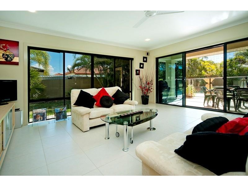 9 Calmwater Crescent, Oyster Cove, Hope Island QLD 4212