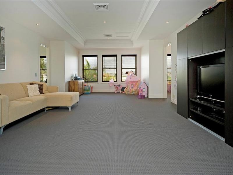 1663 Riverdale Drive, Hope Island QLD 4212