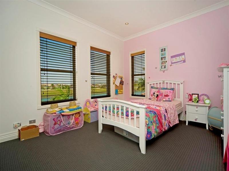 1663 Riverdale Drive, Hope Island QLD 4212