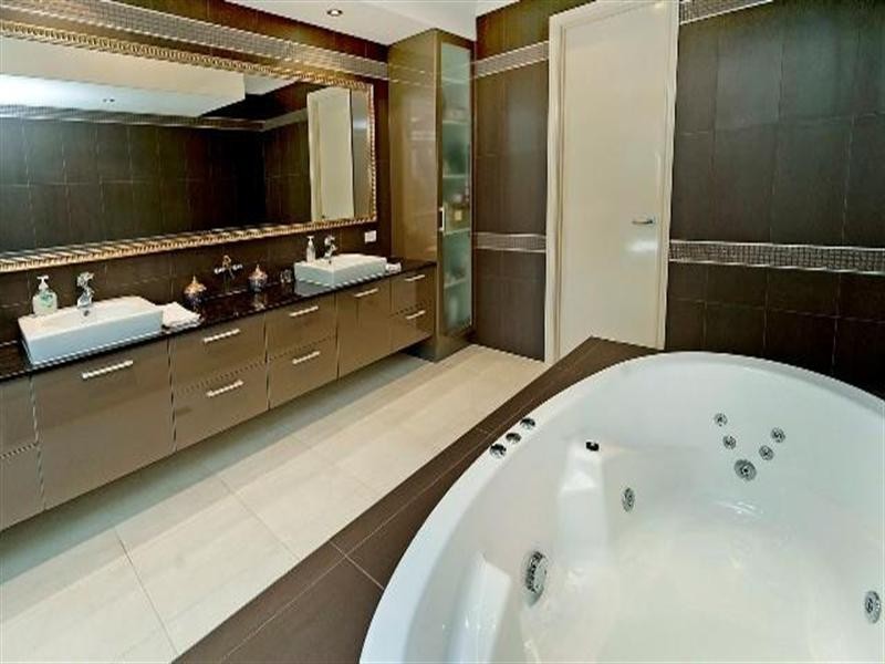 2210 Taromeo Court, Hope Island QLD 4212