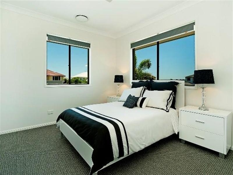 8 Pipers Point, Oyster Cove, Hope Island QLD 4212