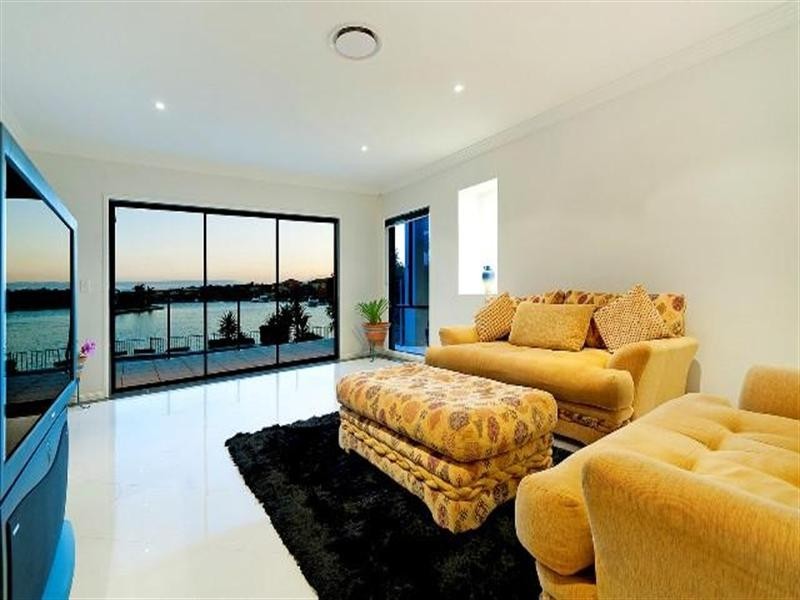 8 Pipers Point, Oyster Cove, Hope Island QLD 4212