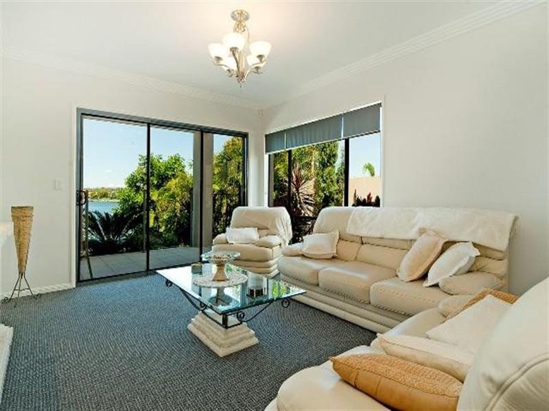 8 Pipers Point, Oyster Cove, Hope Island QLD 4212