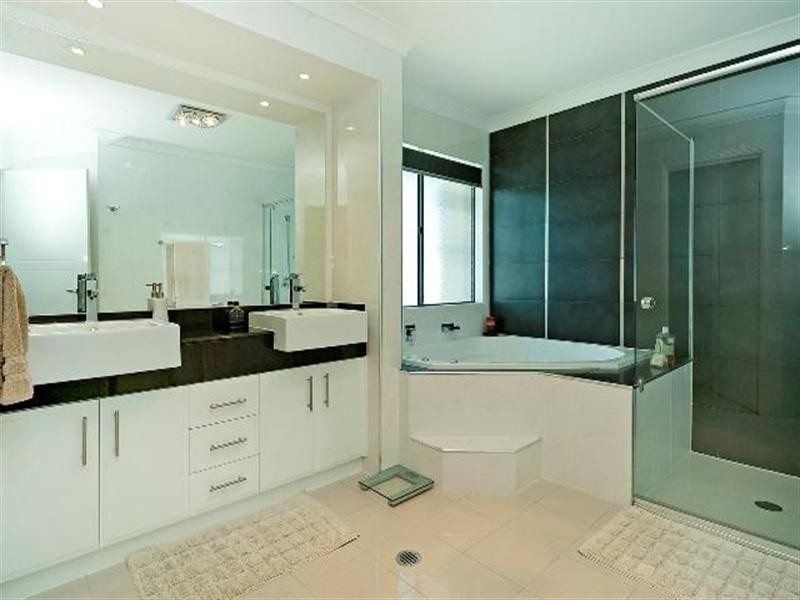 8 Pipers Point, Oyster Cove, Hope Island QLD 4212