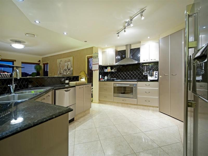 16 Windchimes Way, Oyster Cove, Hope Island QLD 4212