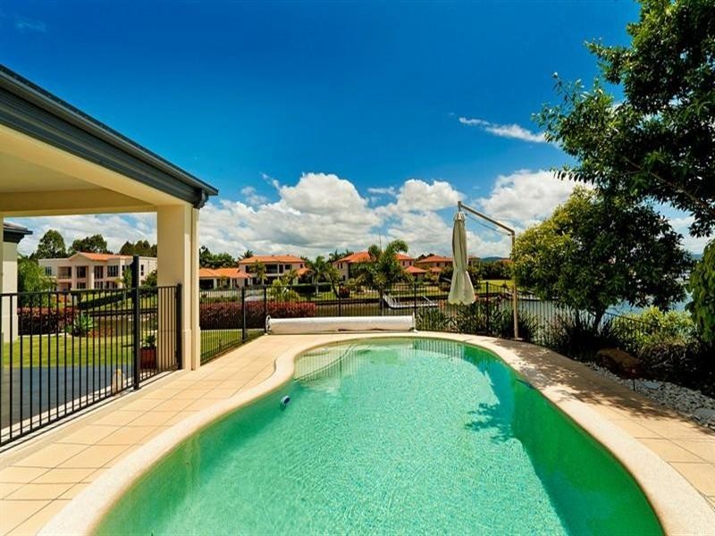 2122 Fernlea Close, Hope Island QLD 4212