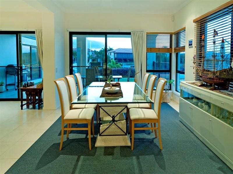 2122 Fernlea Close, Hope Island QLD 4212