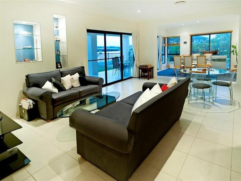 2122 Fernlea Close, Hope Island QLD 4212