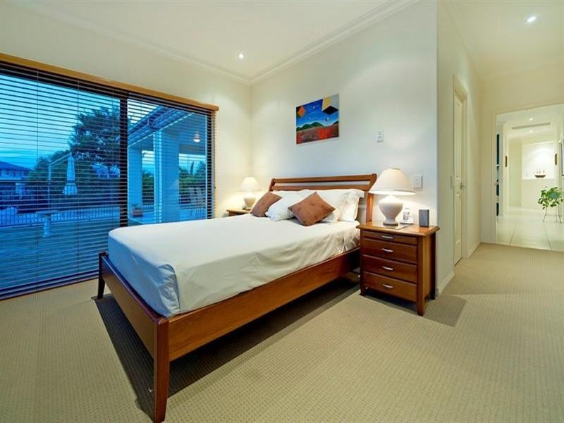 2122 Fernlea Close, Hope Island QLD 4212