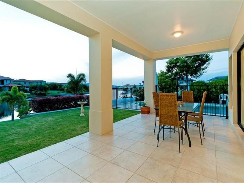 2122 Fernlea Close, Hope Island QLD 4212