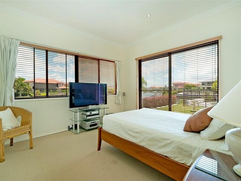 2122 Fernlea Close, Hope Island QLD 4212