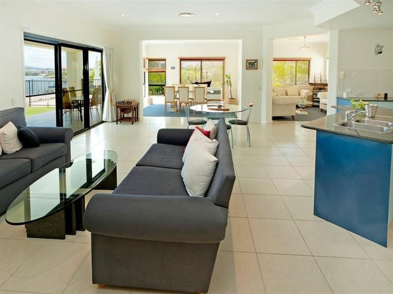 2122 Fernlea Close, Hope Island QLD 4212