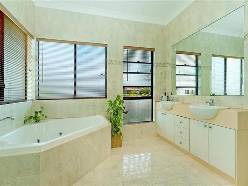 2122 Fernlea Close, Hope Island QLD 4212