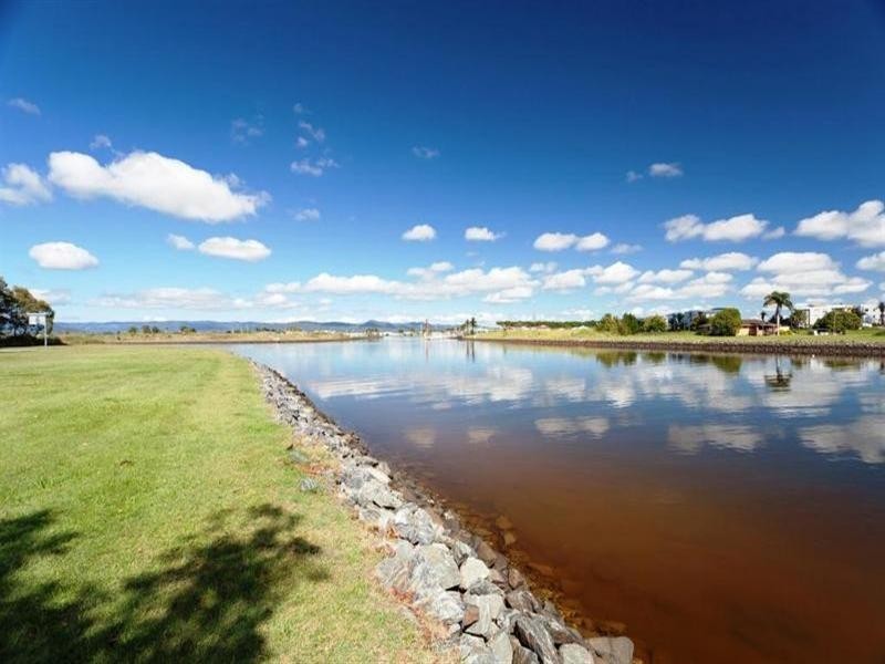 18 Crescent Avenue, Hope Island QLD 4212