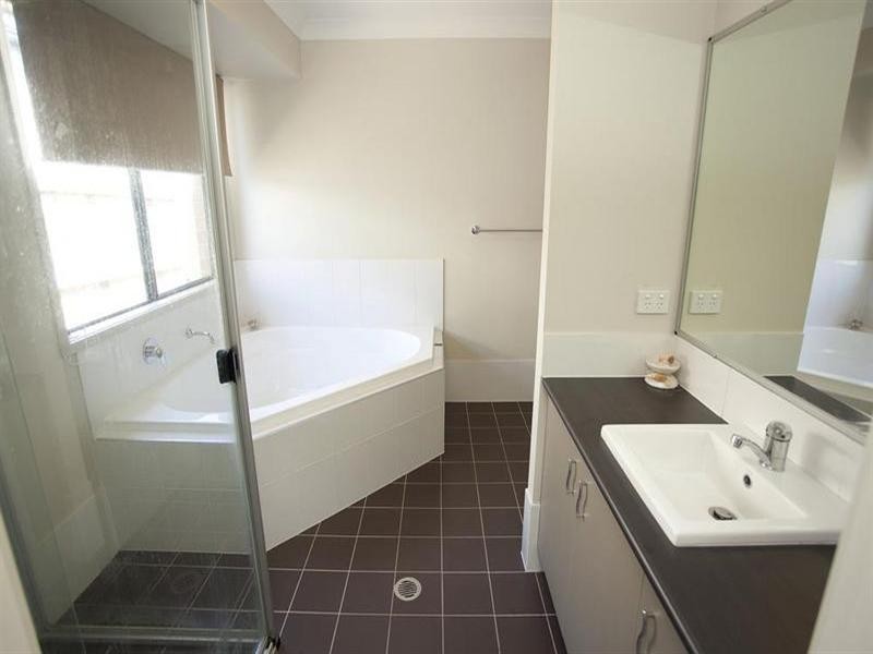 1 Wunburra Circle, Pacific Pines QLD 4211