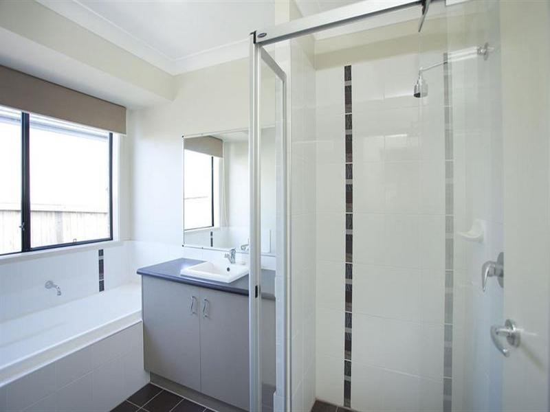 1 Wunburra Circle, Pacific Pines QLD 4211