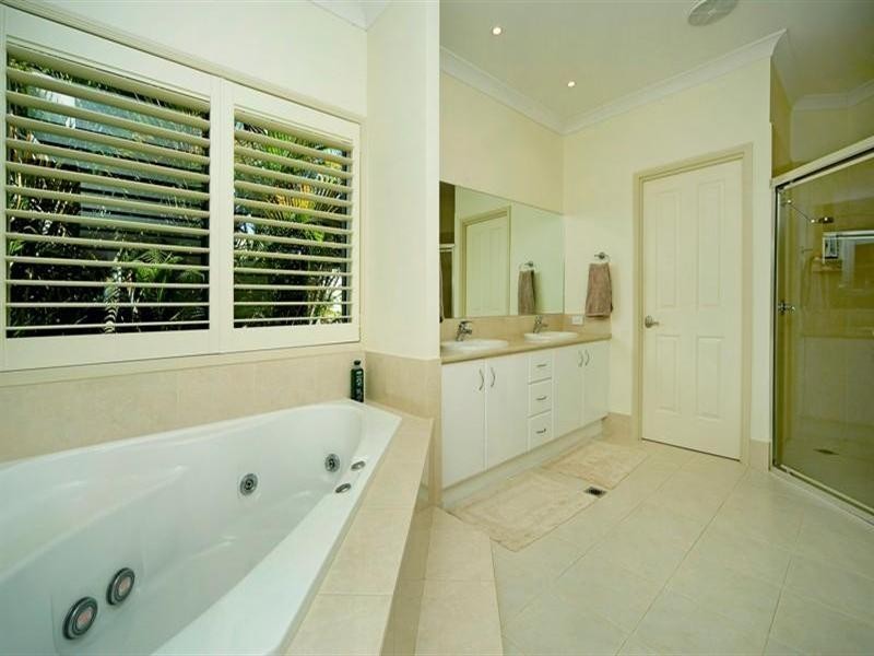 2118 Fernlea Close, Hope Island QLD 4212