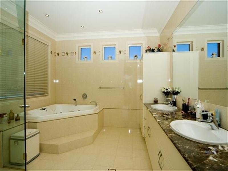 3125 Riverleigh Drive, Hope Island QLD 4212